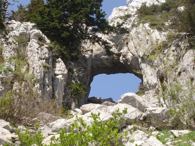 Αψίδα Τρύπιο Λιθάρι